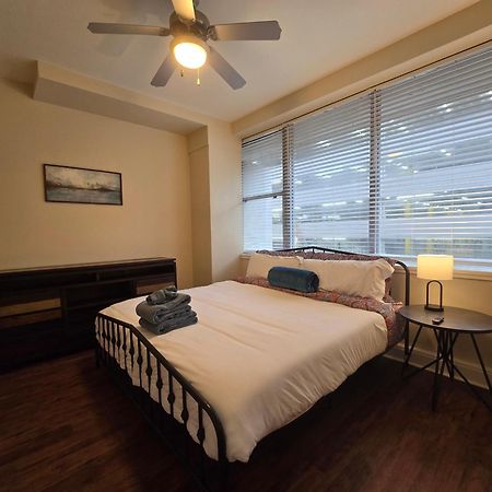 Amazing Condos Beautiful View 2 Blocks To French Quarter, Small Rooftop Pool, Gym, Seanger Theater, Super Dome, And Bourbon St Nueva Orleans Habitación foto