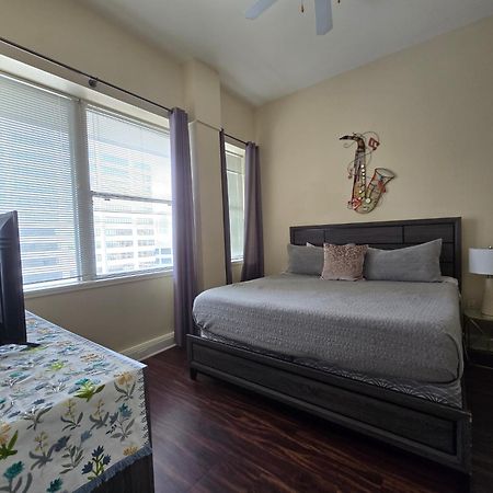 Amazing Condos Beautiful View 2 Blocks To French Quarter, Small Rooftop Pool, Gym, Seanger Theater, Super Dome, And Bourbon St Nueva Orleans Habitación foto