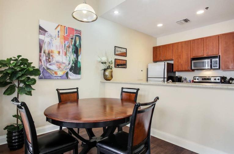 Amazing Condos Beautiful View 2 Blocks To French Quarter, Small Rooftop Pool, Gym, Seanger Theater, Super Dome, And Bourbon St Nueva Orleans Habitación foto