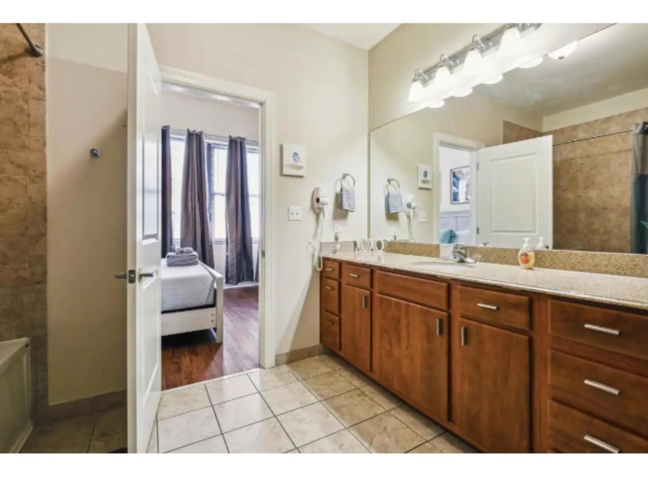 Amazing Condos Beautiful View 2 Blocks To French Quarter, Small Rooftop Pool, Gym, Seanger Theater, Super Dome, And Bourbon St Nueva Orleans Habitación foto