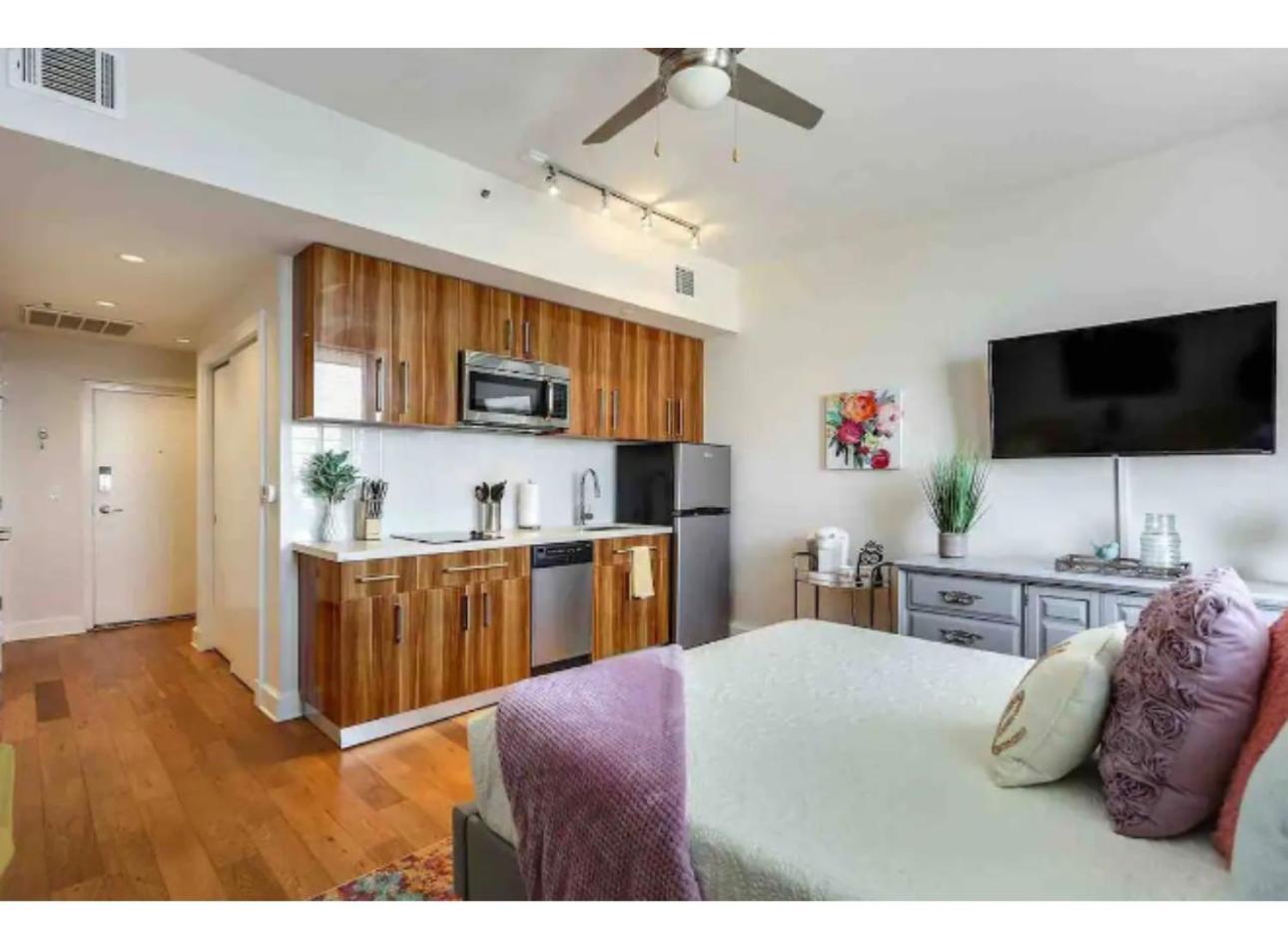 Amazing Condos Beautiful View 2 Blocks To French Quarter, Small Rooftop Pool, Gym, Seanger Theater, Super Dome, And Bourbon St Nueva Orleans Habitación foto