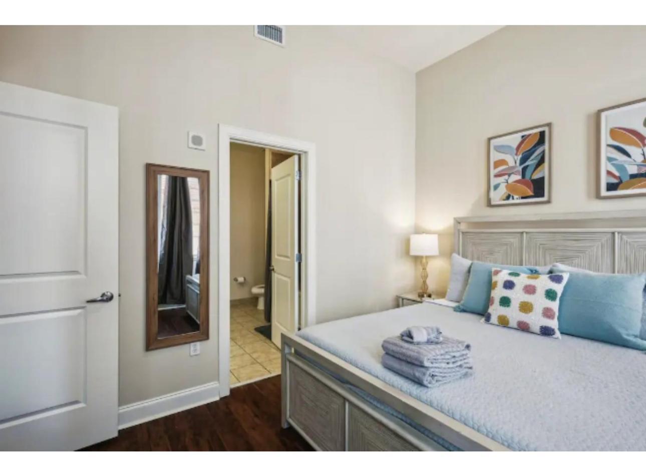 Amazing Condos Beautiful View 2 Blocks To French Quarter, Small Rooftop Pool, Gym, Seanger Theater, Super Dome, And Bourbon St Nueva Orleans Habitación foto