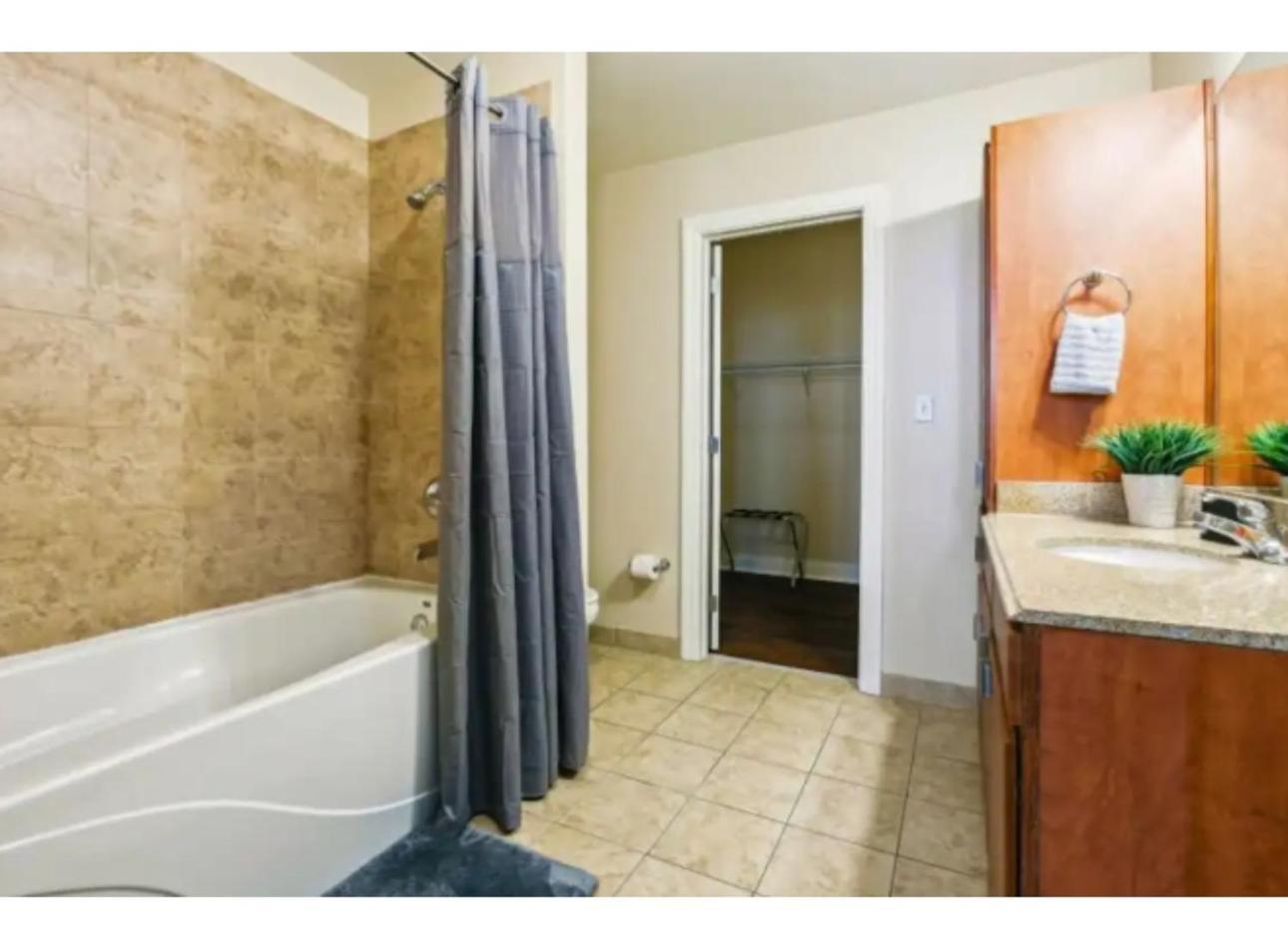 Amazing Condos Beautiful View 2 Blocks To French Quarter, Small Rooftop Pool, Gym, Seanger Theater, Super Dome, And Bourbon St Nueva Orleans Habitación foto